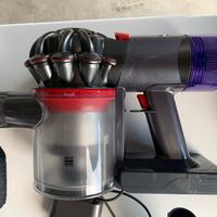 Dyson V8 con accessori 