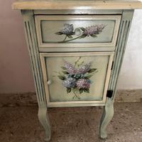 Comodino in Legno Dipinto a Mano