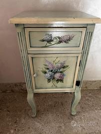 Comodino in Legno Dipinto a Mano
