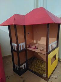 Casa di legno per bambole