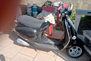 vespa 50 scutter per pezzi di ricambio motore sano