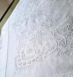 Completo matrimoniale ricamato a mano