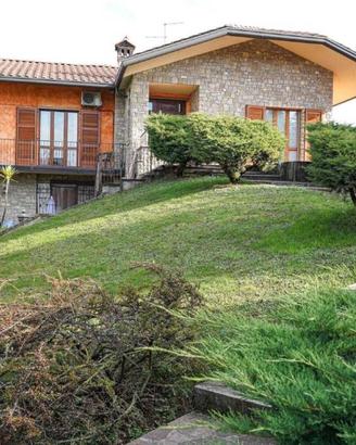 Villa di 300 m² con più di 5 locali e box auto a B