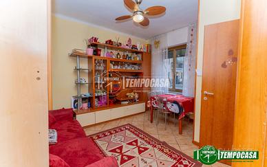 2 locali con cucinotto e balcone.