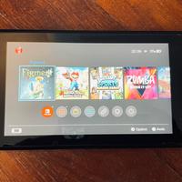 Nintendo Switch completa di scatola, base e carica