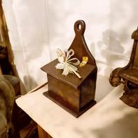 Antico portaspezie in legno