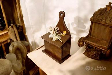 Antico portaspezie in legno