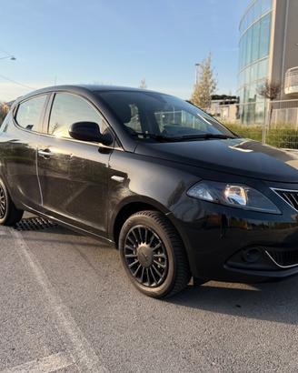Lancia Ypsilon 1.0 FireFly 5 porte S&S Hybrid Albe