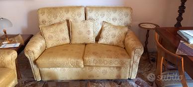 Un divano letto e due poltrone