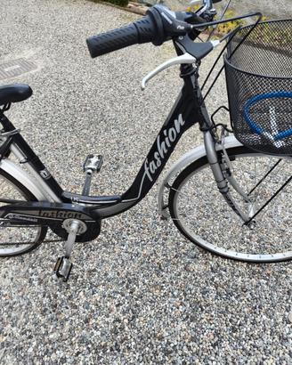 Bicicletta ‘City bike’ con cestino