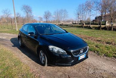 VOLVO V 40 D2