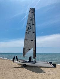 Catamarano nautica e carrello stradale