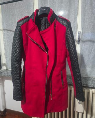 Cappotto Rosso con maniche in ecopelle nere