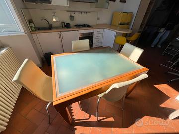 Tavolo da cucina con 4 sedie