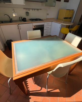 Tavolo da cucina con 4 sedie