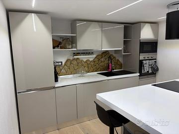 Cucina di alta gamma, con elettrodomestici