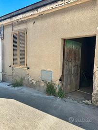 Semi indipendente con posto auto e cortile