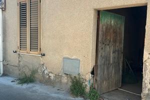 Semi indipendente con posto auto e cortile