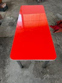 Tavolo in formica e metallo