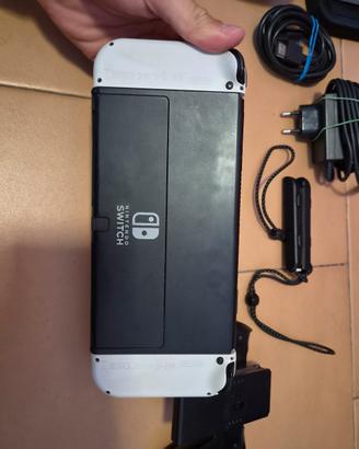 Nintendo Switch OLED Bianca + Custodia e Accessori