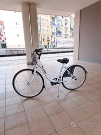 Bicicletta bianca nuova da donna