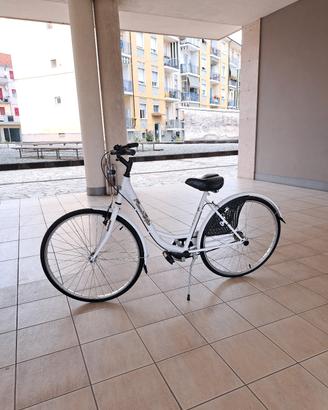 Bicicletta bianca nuova da donna