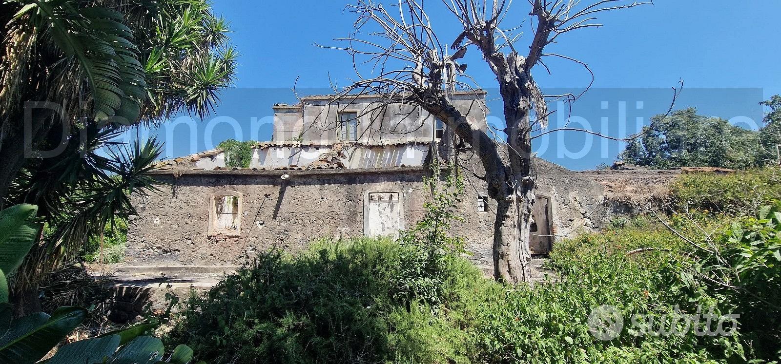 Antico casale con terreno a Carrubba di Giarre - Vista 2