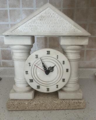 Orologio in pietra leccese.