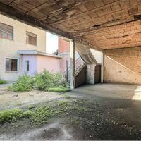 Ampio stabile da ristrutturare