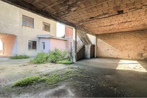 Ampio stabile da ristrutturare
