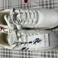 Scarpe nuove con etichetta