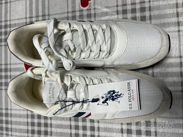 Scarpe nuove con etichetta