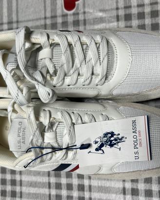 Scarpe nuove con etichetta