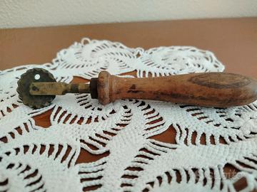 Antica rotella tagliapasta speronella legno