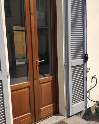 Porta d' ingresso e relativa persiana