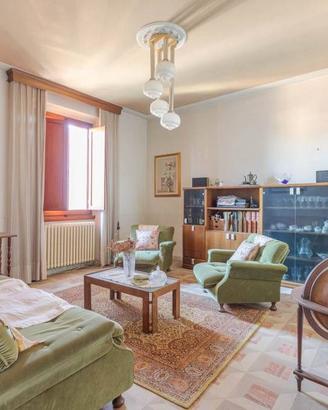 Casa indipendente di 410 m² con più di 5 locali a 