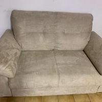 Divano due posti tenuto bene