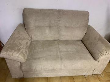 Divano due posti tenuto bene