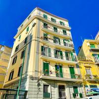 4 LOCALI A NAPOLI