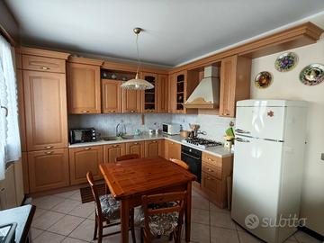 cucina completa, tavolo, sedie e elettrodomestici