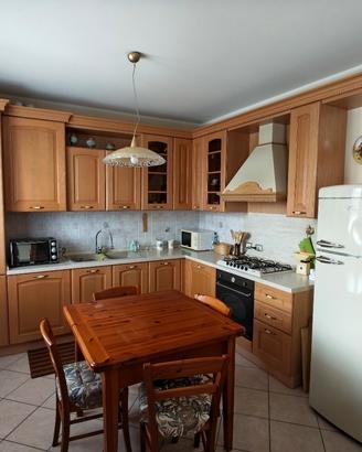 cucina completa, tavolo, sedie e elettrodomestici