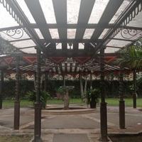 Gazebo antico in ferro battuto e vetro