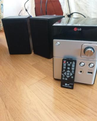 Lettore CD con casse e telecomando marca LG