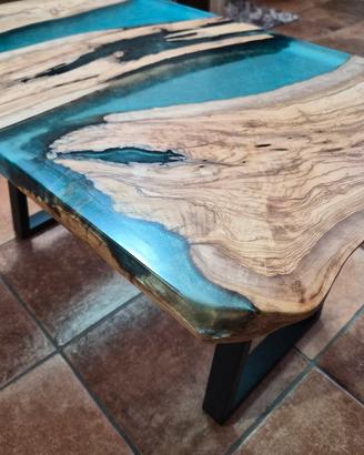 tavolo in legno massello e resina epossidica 