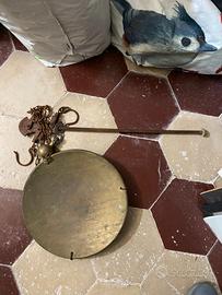 Antica bilancia a stadera con piatto in ottone