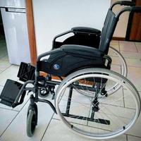 Sedia A Rotelle Pieghevole Con Poggiapiedi