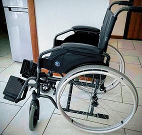 Sedia A Rotelle Pieghevole Con Poggiapiedi