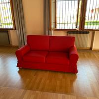 Divano rosso in tessuto