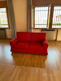 Divano rosso in tessuto