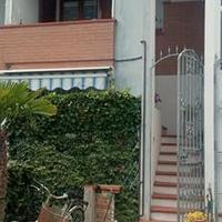 Villetta al primo piano con giardino